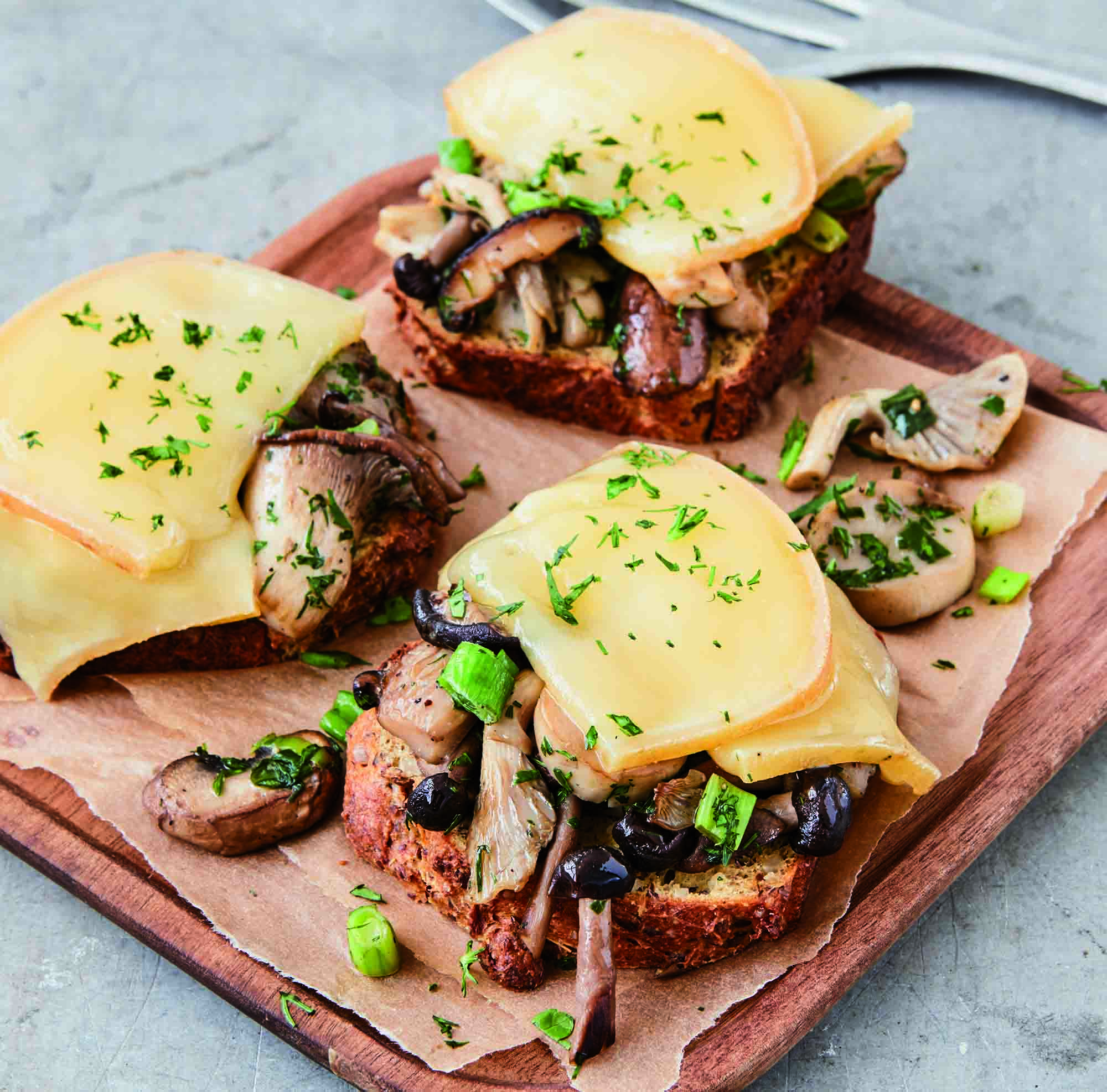 Toasts aux champignons et Raclette suisse®