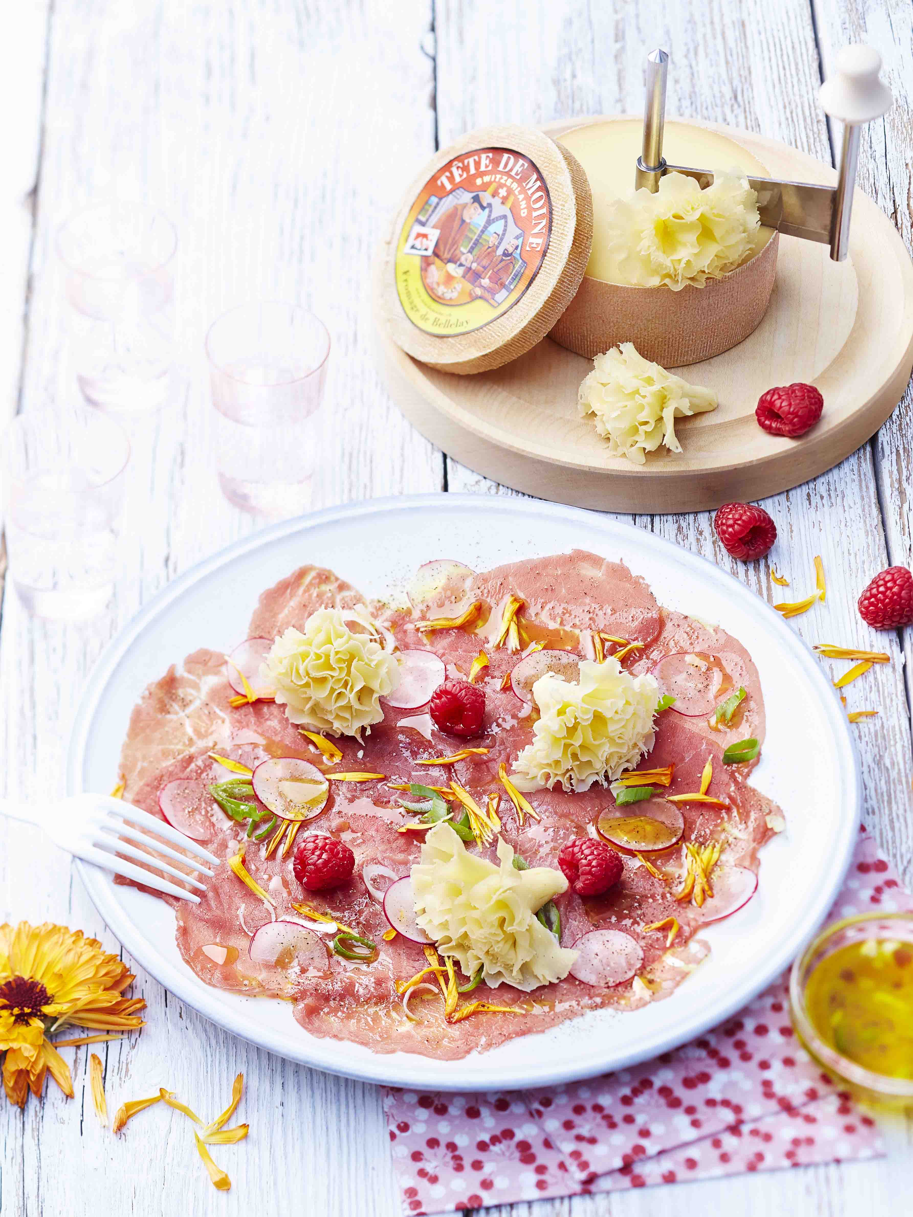 Carpaccio de bœuf, radis roses et Rosettes de Tête de Moine AOP