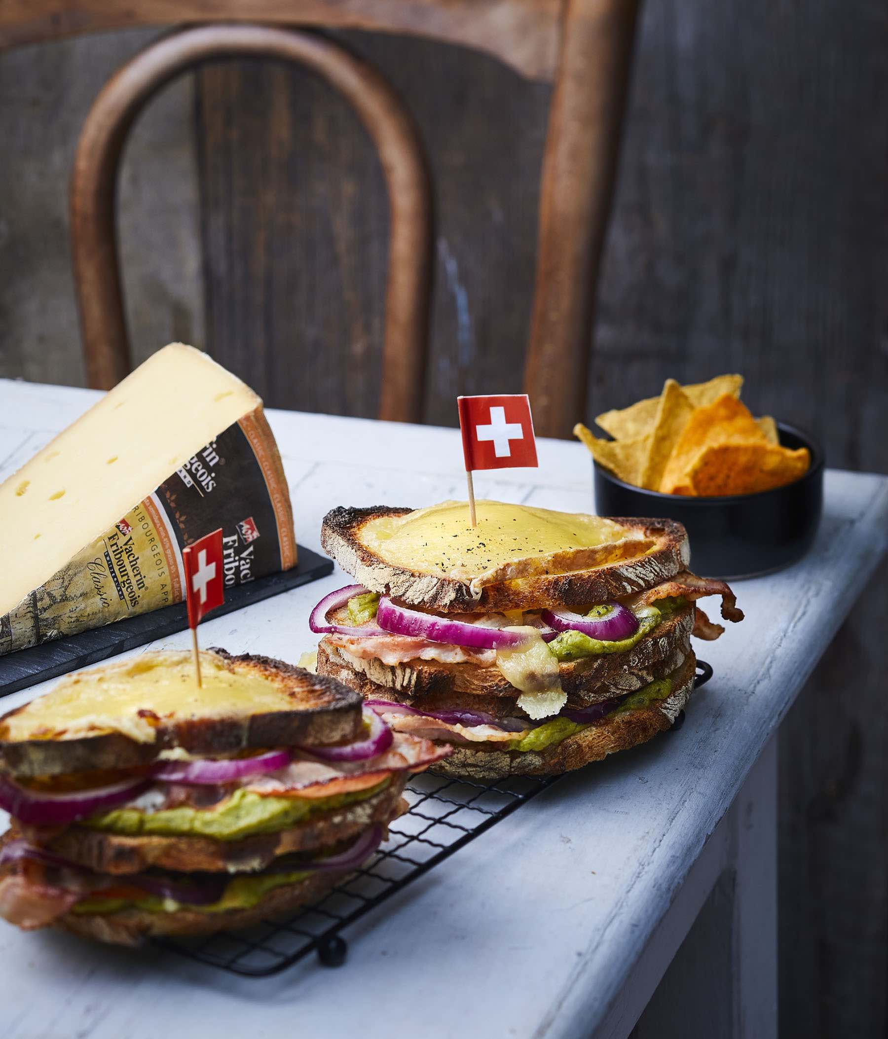 Croque-Monsieur au guacamole et bacon, gratiné au Vacherin Fribourgeois AOP