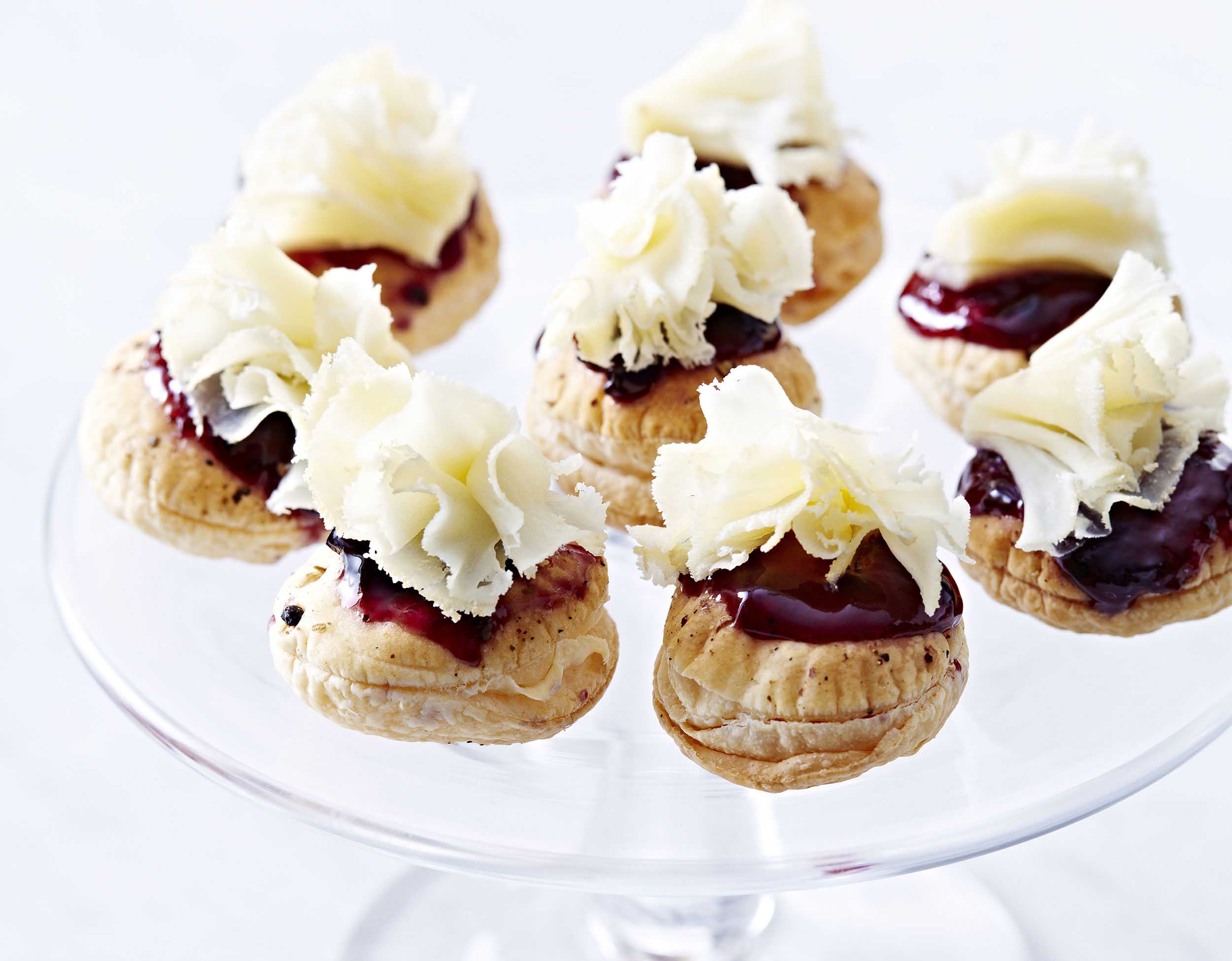 Mini-feuilletés à la Tête de Moine AOP et confiture de cerises noires