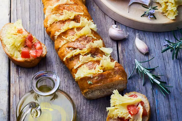 Toasts de pain à l’ail, tartare de tomates et Tête de moine AOP