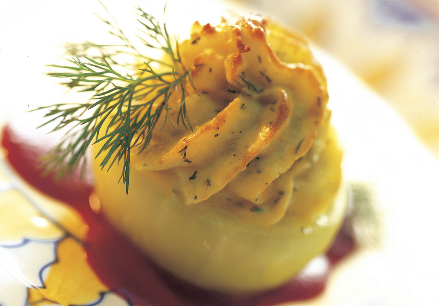 Choux-raves farcis de pomme de terre au Gruyère AOP suisse, sauce betterave rouge