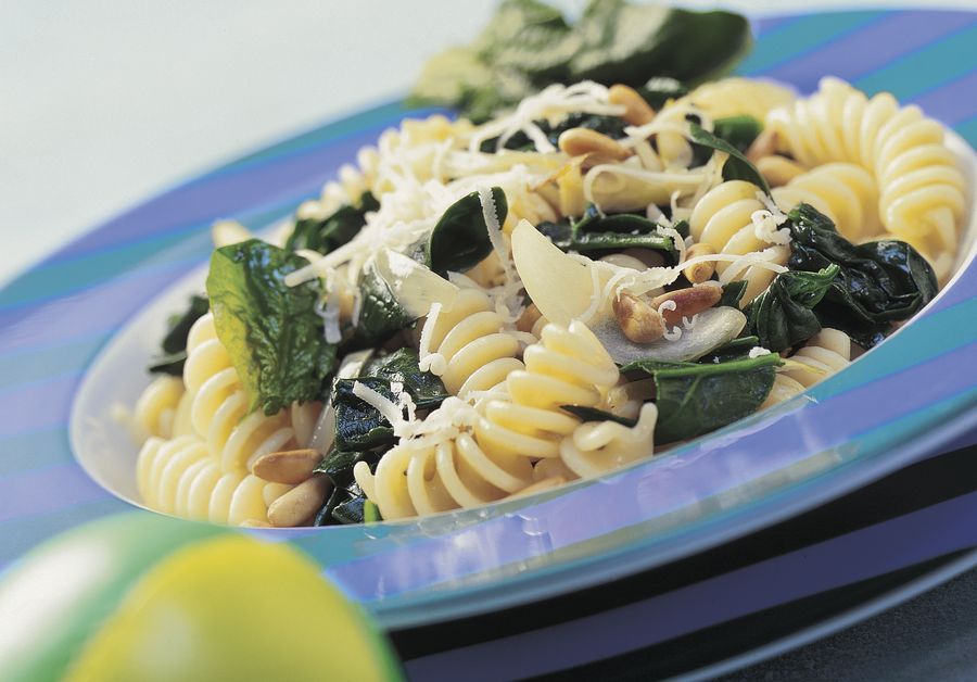 Fusilli aux épinards, aux pignons et au Gruyère AOP suisse