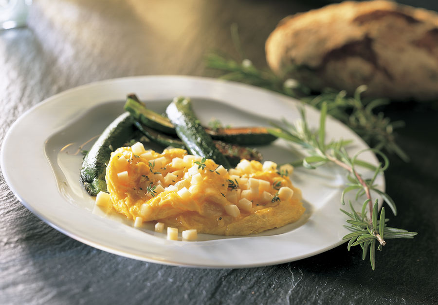 Œufs brouillés au Tilsiter et aux courgettes rôties