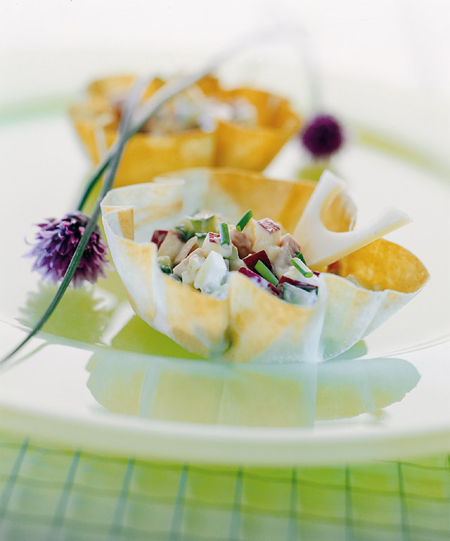 Petit paniers de pâte à Strudel à l'Emmentaler AOP suisse, garnis d'une salade fraîcheur