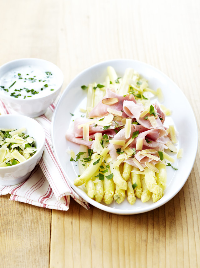 Asperges au jambon et aux copeaux de Sbrinz AOP