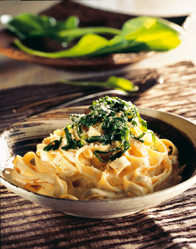 Tagliatelles à la fondue, poêlée de blettes à l'ail, Sbrinz AOP et Emmentaler AOP suisse