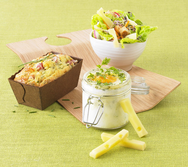 Salade pousses germées, carottes, radis, laitue, croûtons, lamelles d'Emmentaler AOP suisse