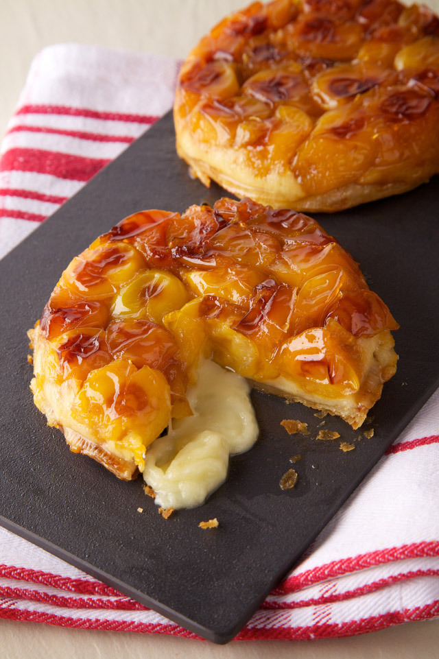 La tarte Tatin de mirabelles caramélisées au miel de montagne et à l'Etivaz AOP fondant