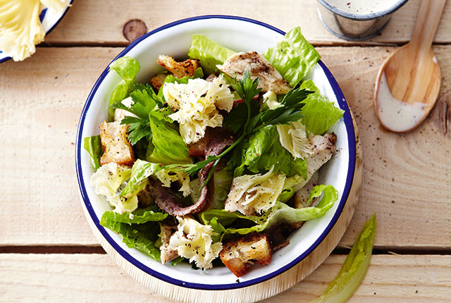 Salade Caesar traditionnelle et rosettes de Tête de Moine AOP