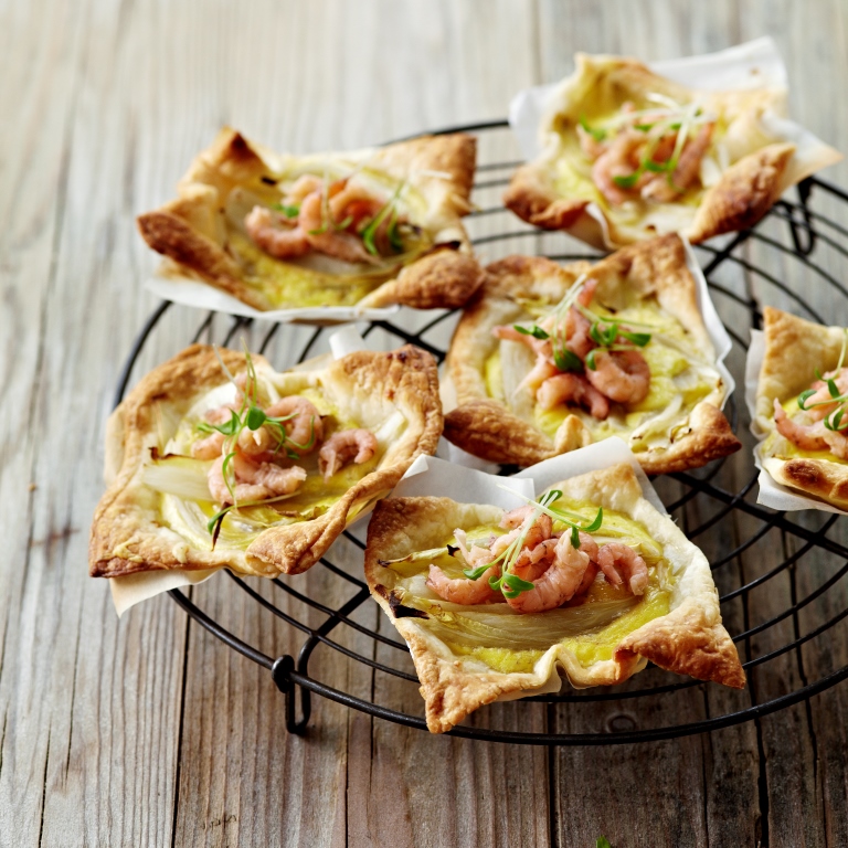 Tartelettes aux chicons, aux crevettes grises et à l’Emmentaler AOP suisse