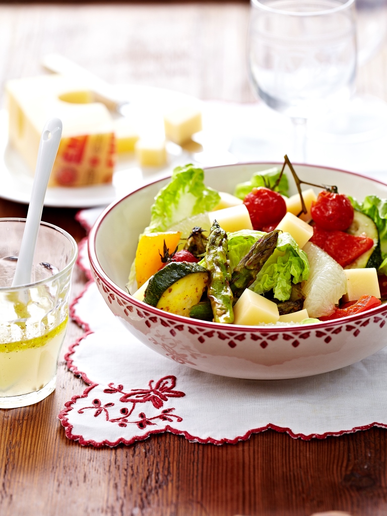 Salade de légumes rôtis et dés d’Emmentaler AOP suisse, vinaigrette au pamplemousse