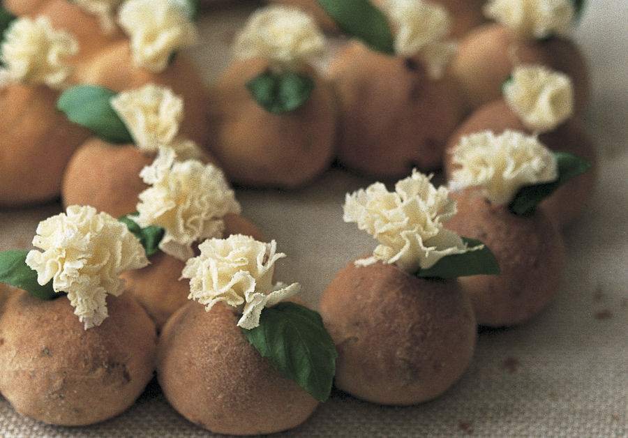 Couronne de petits pains à la Tête de Moine AOP et au basilic