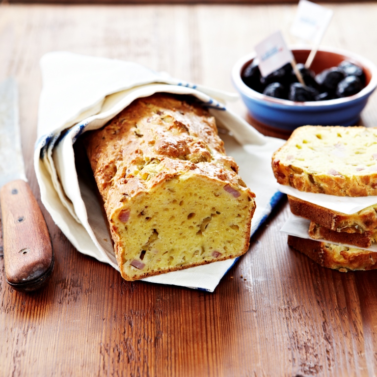 Cake aux olives et au Gruyère AOP suisse