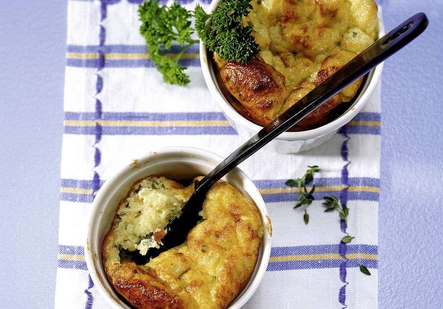 Soufflés aux herbes et au Gruyère AOP suisse