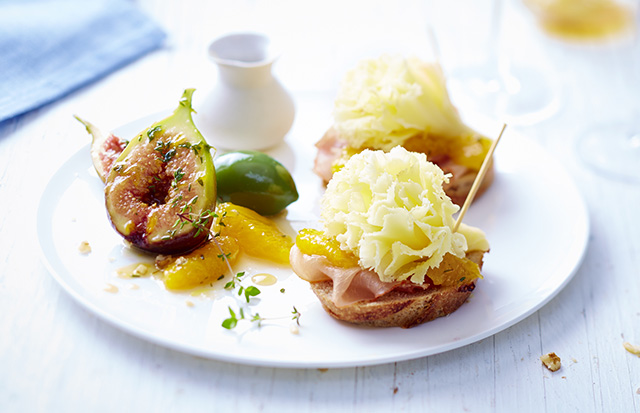 Brochettes "Saveur" à la Tête de Moine AOP aux figues et oranges caramélisées au miel et thym