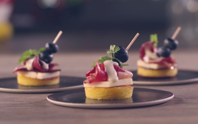 Croustillants de polenta au canard fumé, Vacherin Fribourgeois AOP et myrtilles