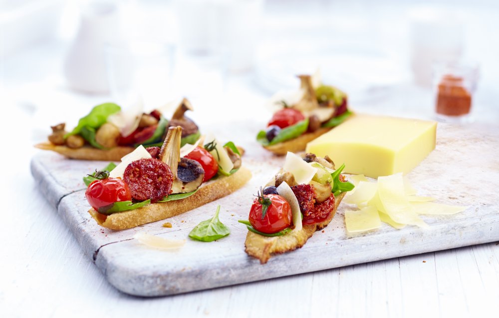 Bruschetta de chorizo et champignons grillés, tomates confites et Gruyère AOP suisse