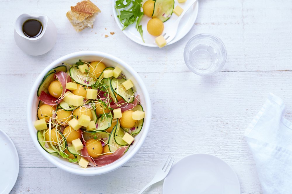 Salade de melon, jambon sec, concombre, thym et Gruyère d’Alpage AOP suisse