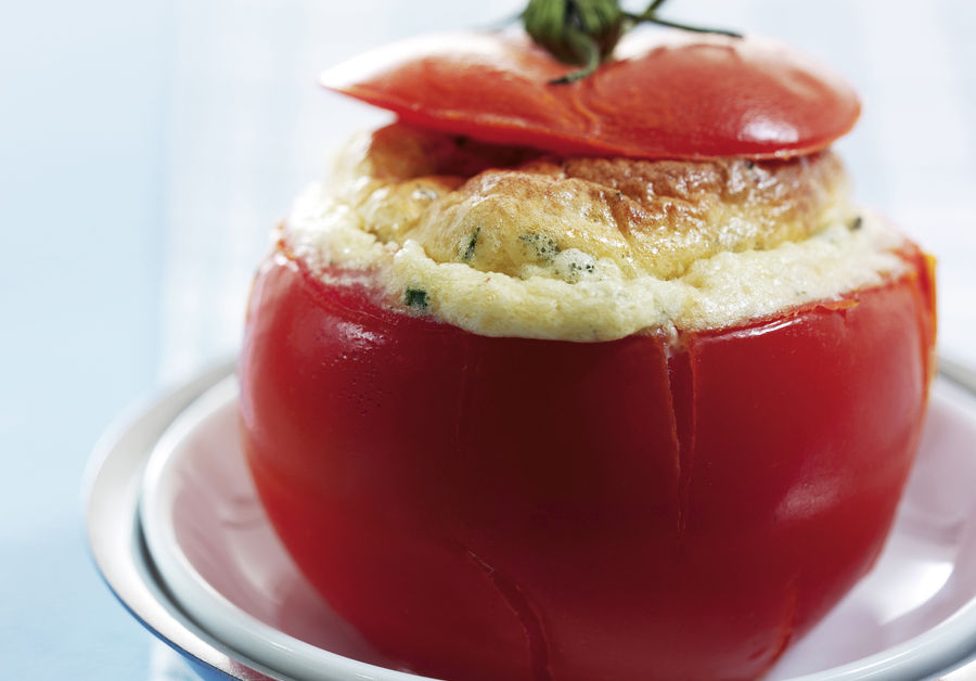 Tomates farcies au soufflé aux herbes