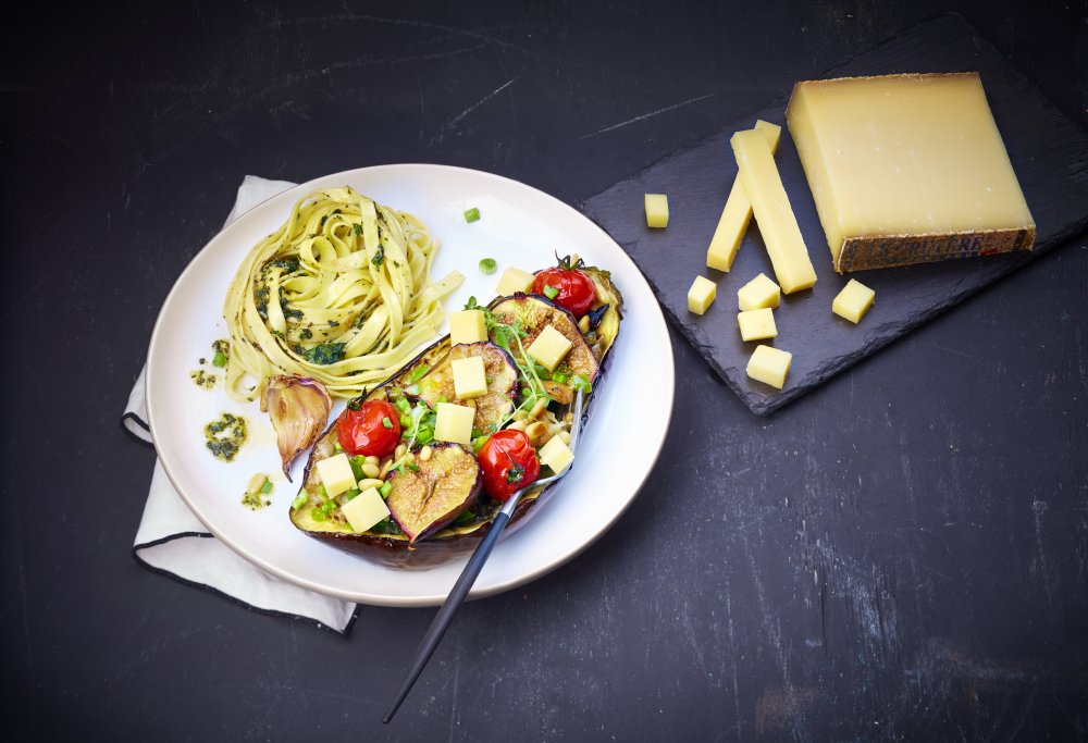 Gratin de tagliatelles à la menthe et aux aubergines farcies aux figues, Gruyère AOP suisse