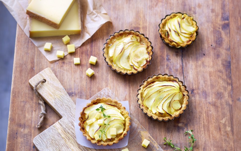 Tartelettes poires-pommes caramélisées et Gruyère d’Alpage AOP suisse