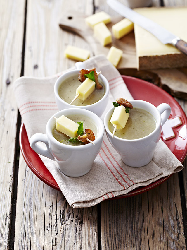 Velouté de topinambours, brochettes de girolles et d’Etivaz AOP