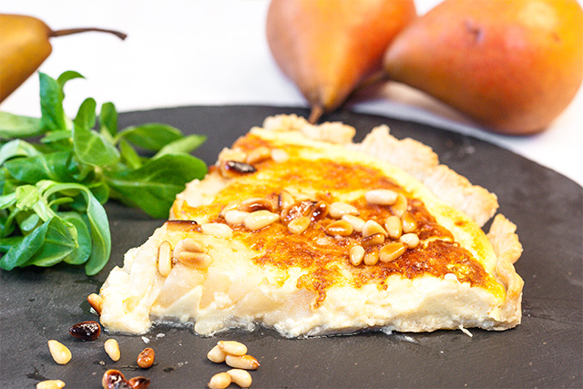 Tarte au Gruyère AOP suisse, aux poires et aux pignons