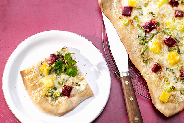 Tarte flambée (Flammkueche) aux betteraves et au Gruyère AOP suisse