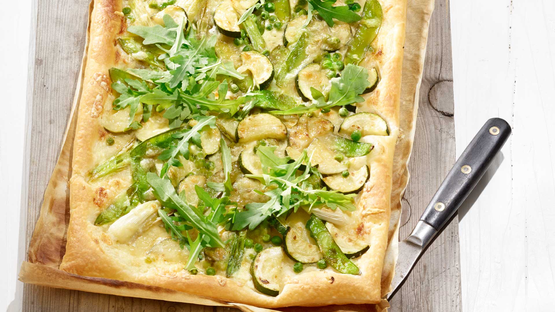 Tarte aux légumes verts et Emmentaler AOP suisse