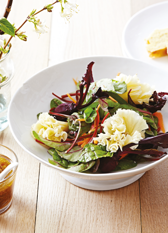 Salade de betteraves, jeunes carottes, vinaigrette à l'orange et rosettes de Tête de Moine AOP