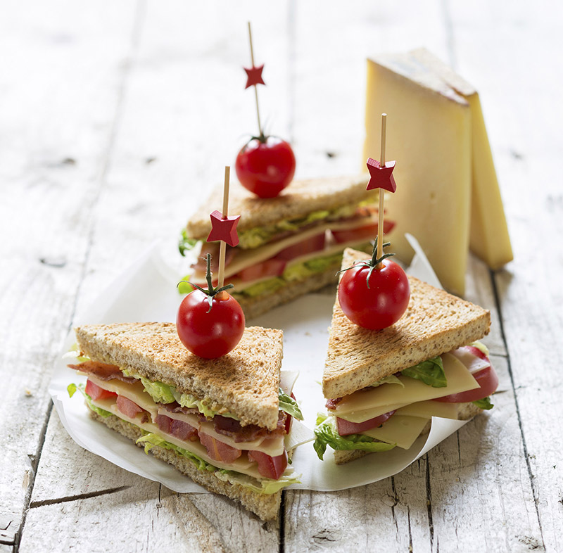 Sandwiches B.L.T. (bacon, laitue, tomate) au Gruyère AOP suisse