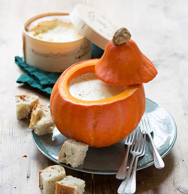 Fondue au Vacherin Mont-d'Or AOP dans une coque de potimarron