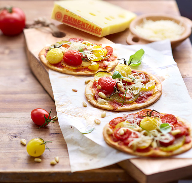 Mini Pizzas à l’Emmentaler AOP suisse, tomates et pignons de pin