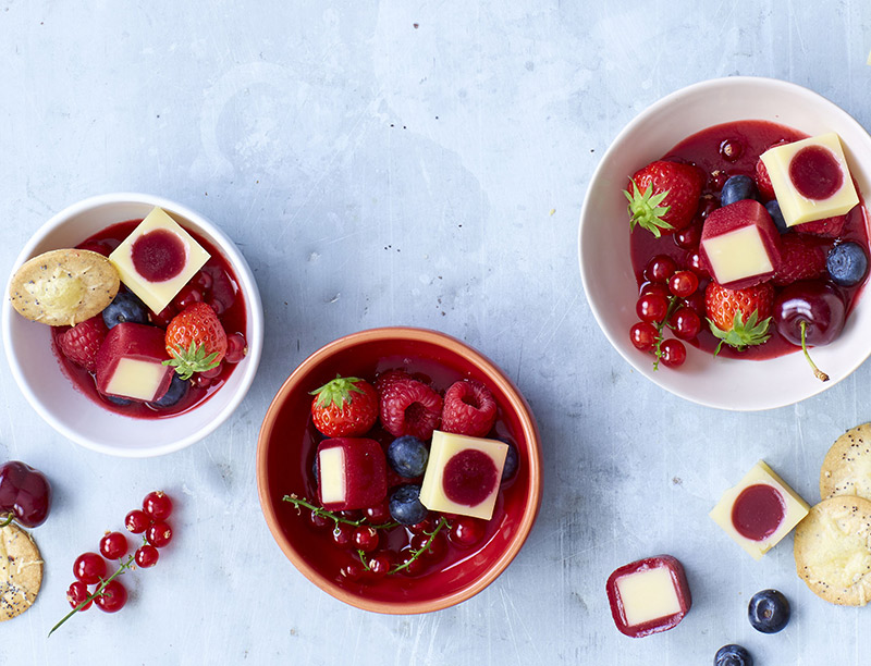 Cubes d’Emmentaler AOP suisse farcis à la gelée de fruits rouges et sablés