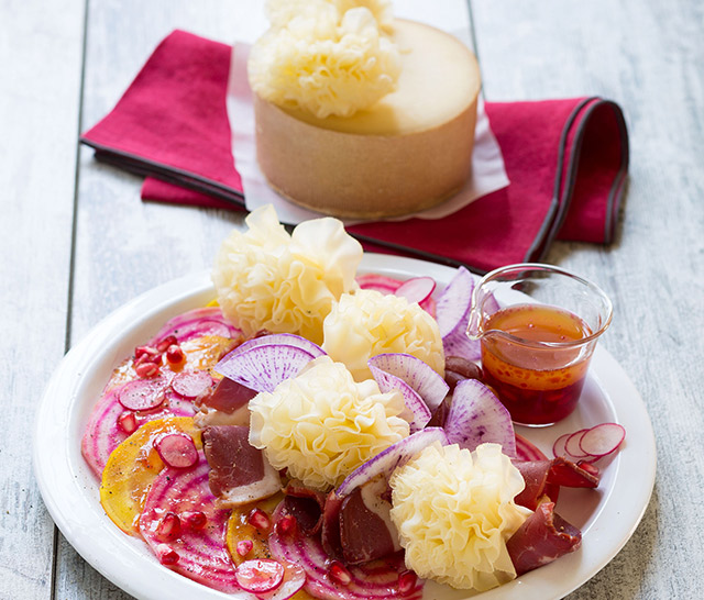 Salade de magrets aux deux betteraves et à la Tête de Moine AOP