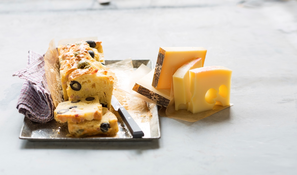 Cake aux olives, à l'Étivaz AOP et à l'Emmentaler AOP suisse