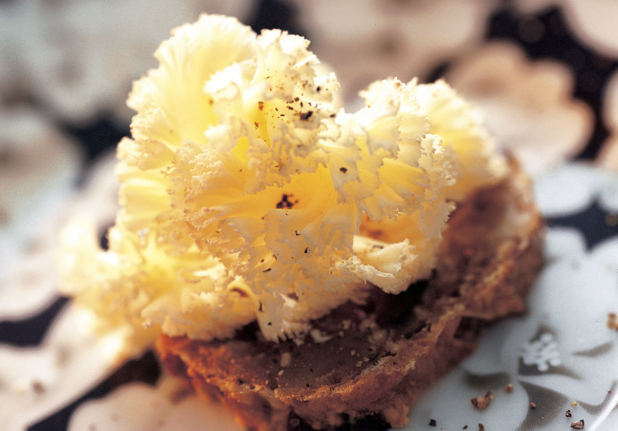 Rosettes de Tête de Moine sur pain aux fruits