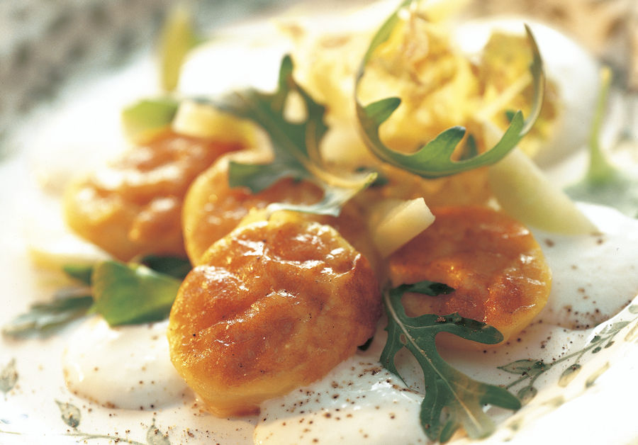 Pommes de terre gratinées au Gruyère AOP suisse, salade à la sauce au yogourt