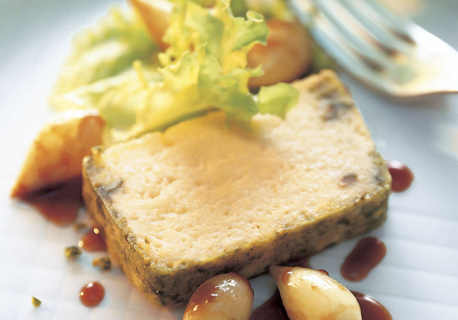 Terrine de Sbrinz AOP tiède aux pistaches et aux petits oignons blancs